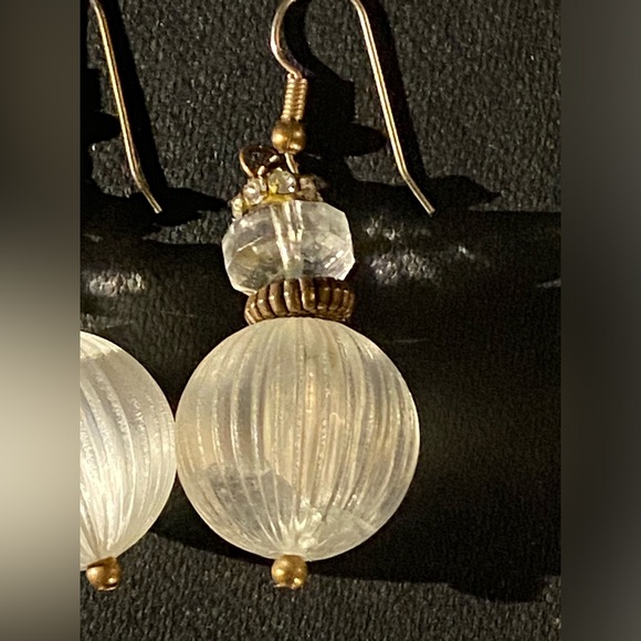 Vintage Earrings-Lucite Globes/Goldtone Spacers/Rhinestones. - Picture 4 of 7